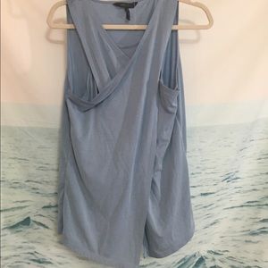 BCBG Maxazria crías cross light blue top